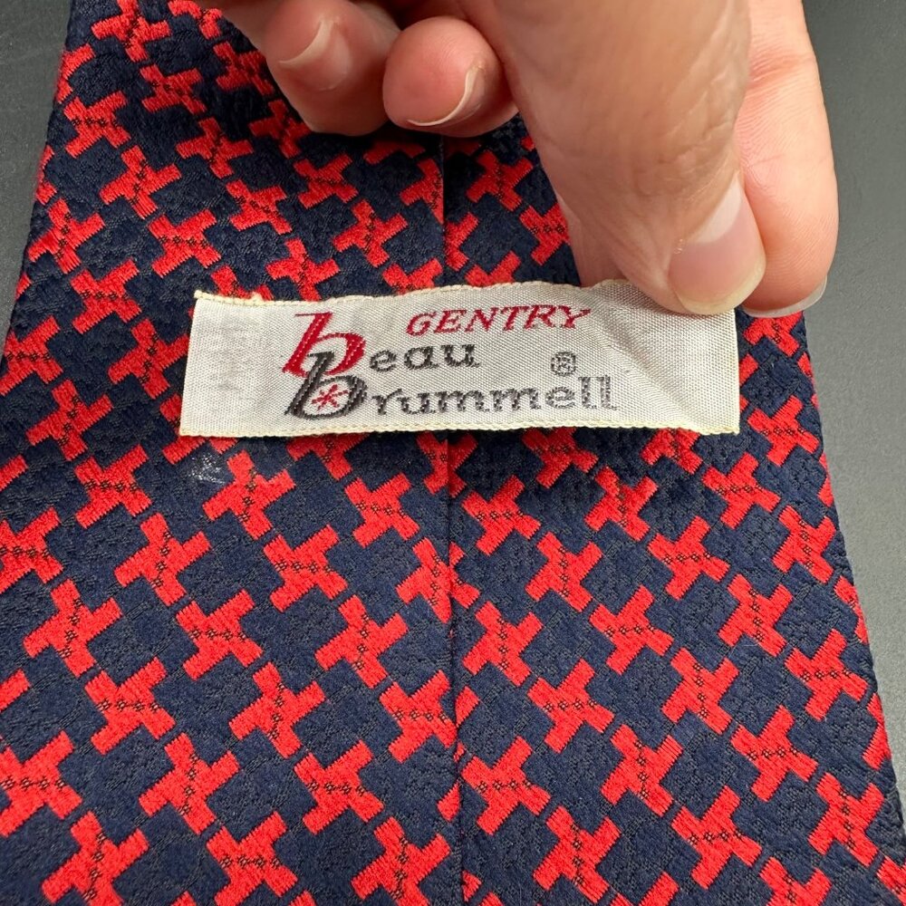 Vintage Tie 1960s Red Navy Beau Brummell Gentry Necktie Polyester Mid Century - Picture 3 of 6
